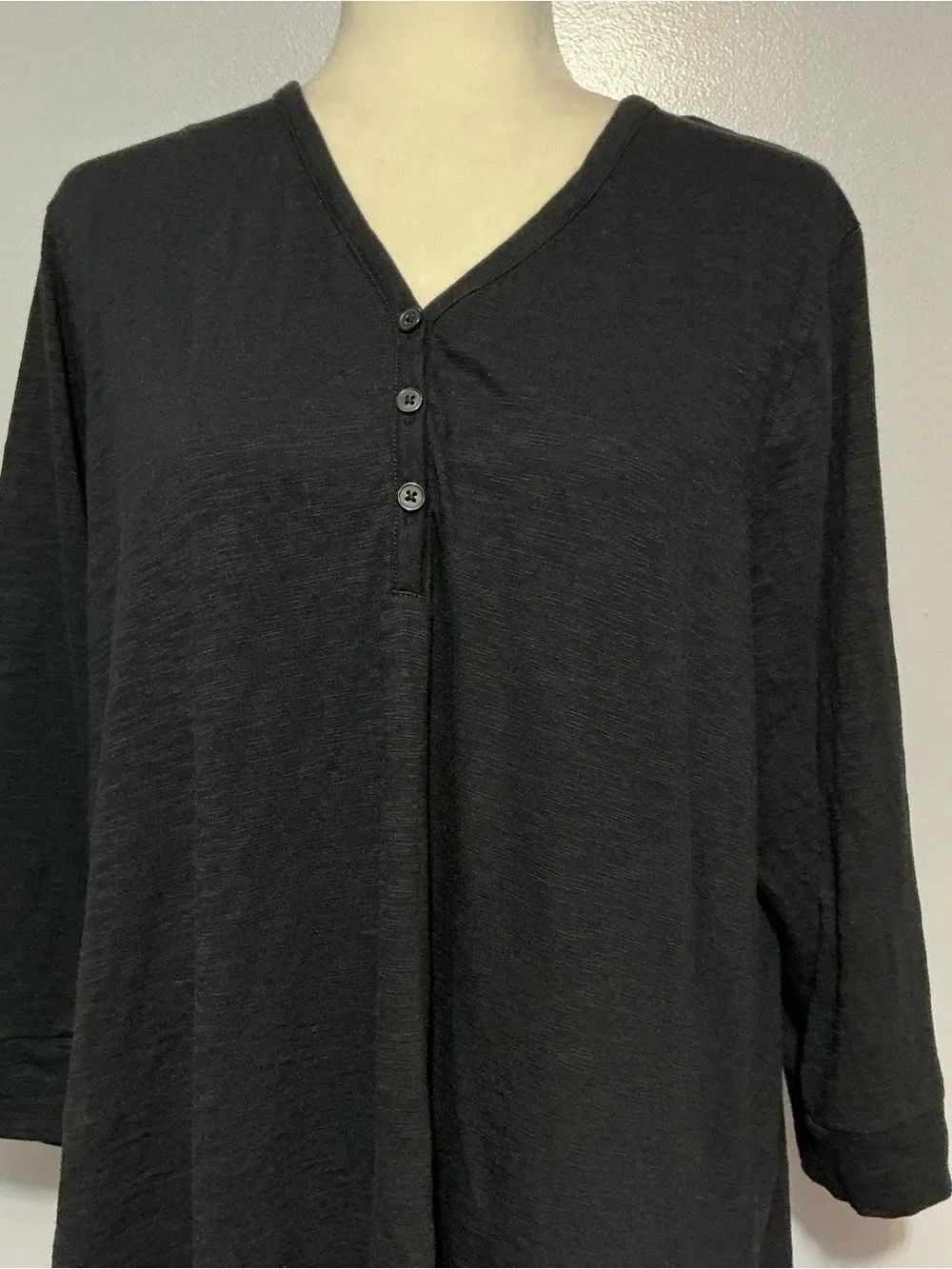 Chico‘s black three-quarter sleeve v neck T-shirt size 4 (XL)